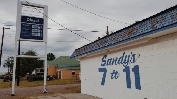 sandy's 7 to 11 gas station with "art" in the sign