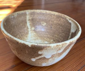 QDbx1OLB brown and white ceramic bowl